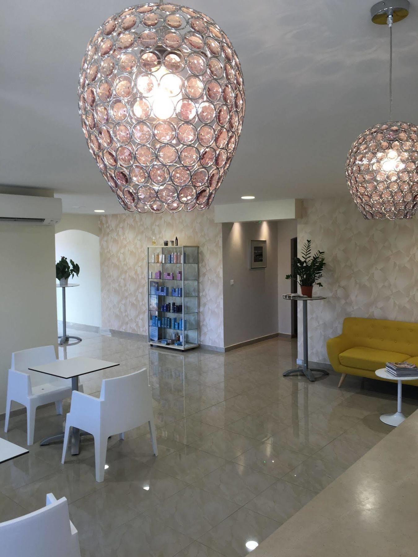 Appart'Hotel Et Chambres Essentiel Spa Arles Extérieur photo